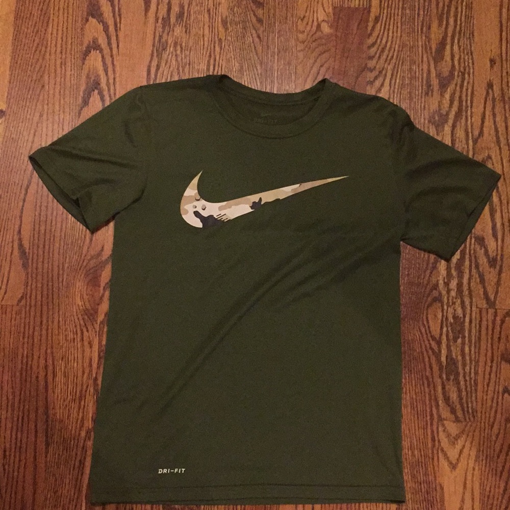 NIKE DRI FIT CAMO SWOOSH TEE